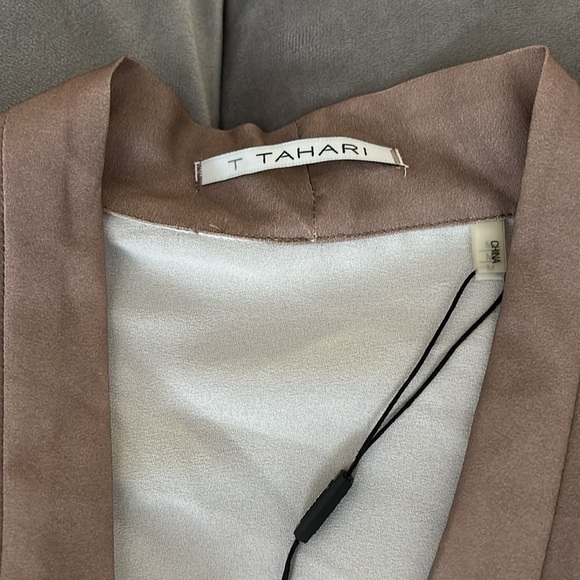 T Tahari Beige and Cream Sleeveless Blouse NWT - Picture 2 of 6